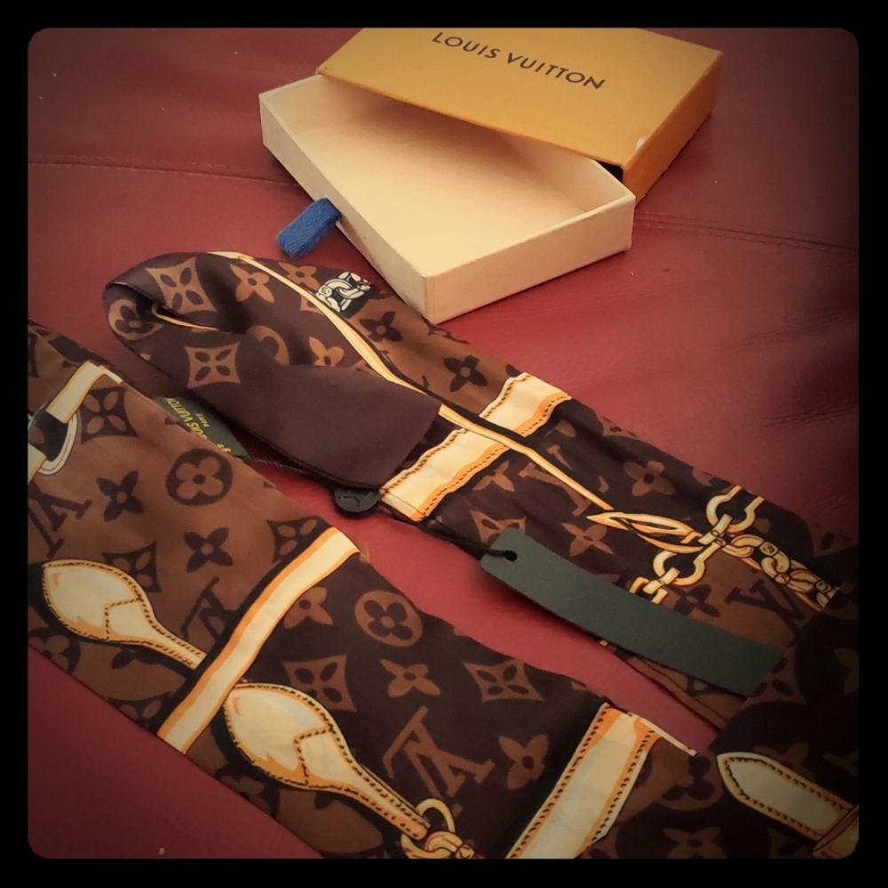 Scarf - Picture 1 of 2